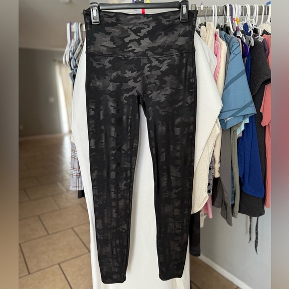 SPANX Faux Leather Camo Leggings Matte Black Camo Size Large - Picture 6 of 14